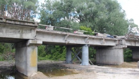 Міст через Сулу обіцяють відновити. А дороги - зробити